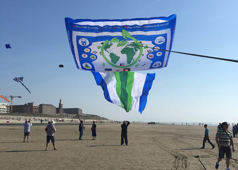 World Record Kite Team Praise Biggest, Gentlest & Perfect Pallet Box